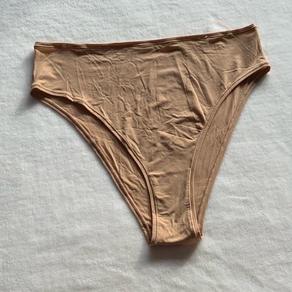 Skims Fits Everybody Cheeky Brief - Picture 3 of 8